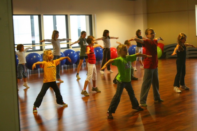 프랑스 데카트롱 매장을 찾아 아이들이 운동을 하며 놀고 있다.