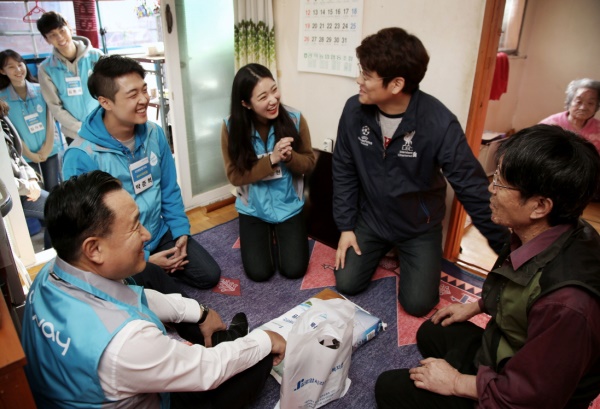 이해선 코웨이 대표(왼쪽)와 신입사원들이 지난 14일 서울 관악구에 거주하는 시각장애인 가정을 방문해 생활에 필요한 물품들을 전달하고 있다. 코웨이=제공