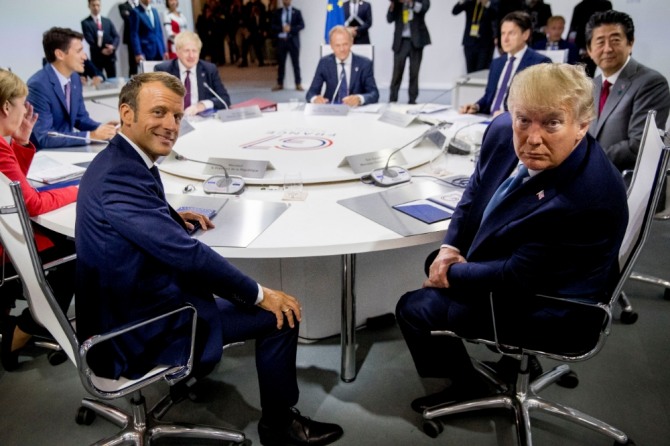 에마뉘엘 마크롱 프랑스 대통령(왼쪽)과 도널드 트럼프 미국 대통령(오른쪽) 등 주요 7개국(G7)정상들이 25일(현지시간) 프랑스 비아리츠에서 회의를 시작하기 전 포즈를 취하고 있다.
 사진=뉴시스