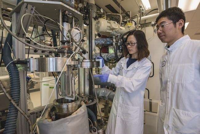 미국 버클리 연구소 과학자들이 도시고형폐기물(MSW)과 바이오매스를 결합하여 바이오연료를 생산할 수 있는 전구 물질인 메틸 케톤을 만드는데 성공했다.

