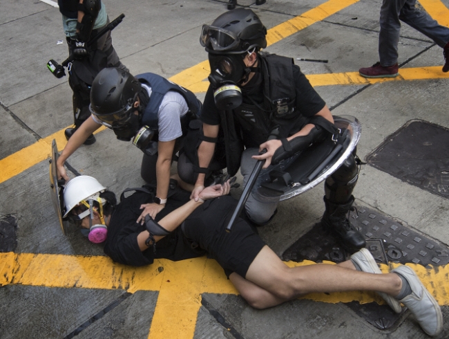 중국 인민해방군의 무력개입설이 확산되고 있는 가운데 홍콩경찰의 과잉진압의 수위가 갈수록 높아지고 있다.
