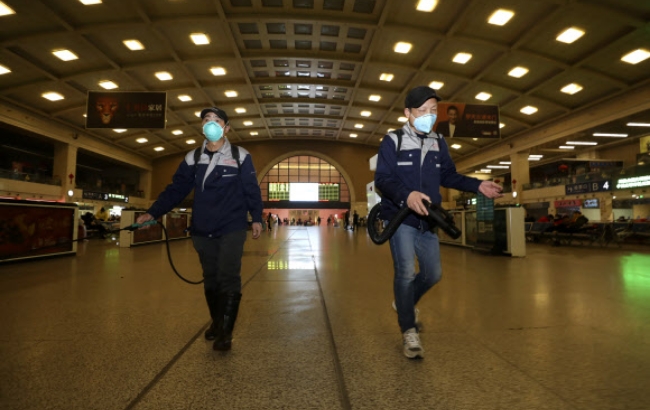 신종 코로나바이러스 감염확대에 대응해 23일 역을 봉쇄하고 방역작업을 하고 있는 보건당국 직원들,