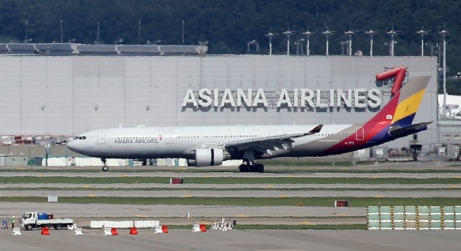 HDC현대산업개발의 아시아나항공 인수 무산이 확정된 가운데 지난 4일 인천국제공항 활주로에 아시아나항공 여객기가 착륙하고 있다.
 사진=뉴시스